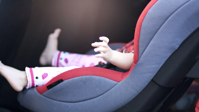 Ďalšie zabudnuté dieťa v aute. Po návrate z večierku ho v ňom rodičia nechali celú noc, ráno už nedýchalo