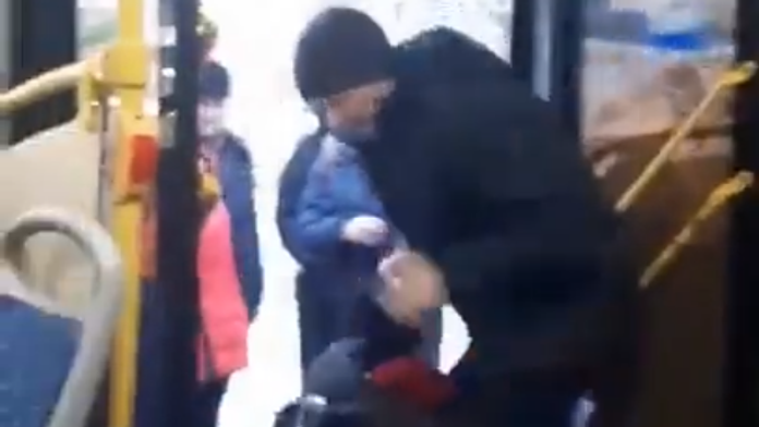 VIDEO: Žena v Rusku sa vyslovila proti vojne. Násilne ju vyhodili z autobusu