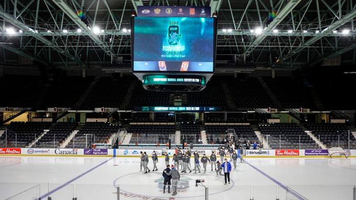 Slovenskí reprezentanti sa fotia na ľadovej ploche po zrušení MS do 20 rokov.