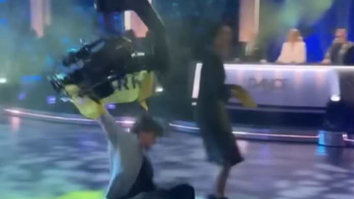 VIDEO: Aktivisti počas tanečnej šou vtrhli na parket. Nasledoval tvrdý knokaut od kamery