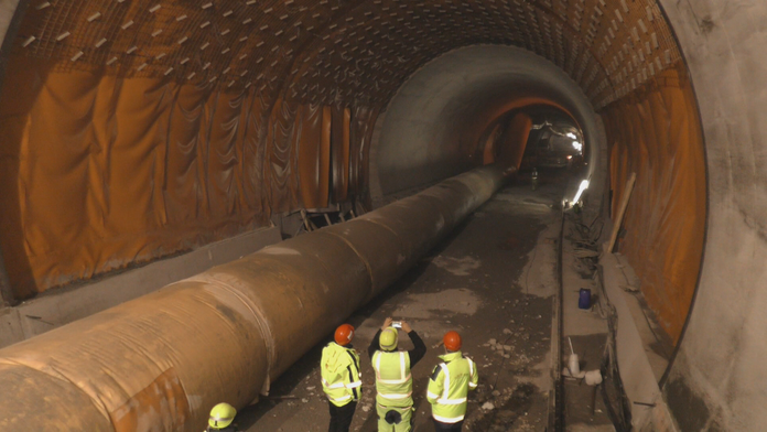 Alpský lyžiar Alexis Pinturault oslavuje tretie miesto v obrovskom slalome na MS v Are.