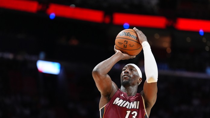 Historický moment v NBA. Hviezdny Adebayo sa zaradil medzi legendy neuveriteľným výkonom: Je to šialené