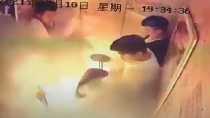 Elektrická motorka začala horieť vo výťahu plnom ľudí.