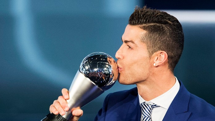 Cristiano Ronaldo s trofejou pre najlepšieho hráča roka podľa FIFA.