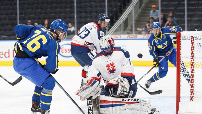 Na snímke vľavo hráč Švédska Joel Wahlgren strieľa na brankára Slovenska Patrika Kozela v zápase základnej A skupiny Hlinka Gret