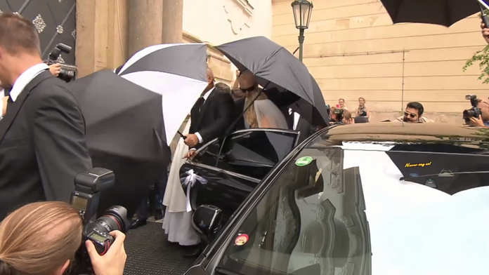 Bodyguardi chránili nevestu dáždnikmi. 