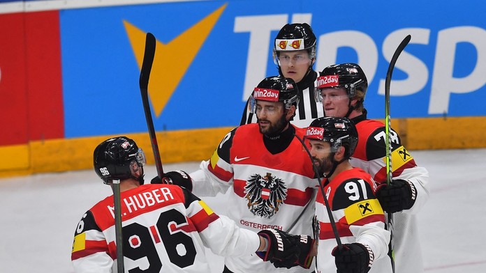 Hokejisti Rakúska oslavujú gól počas zápasu s Kanadou na MS 2024