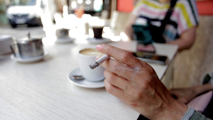 Európska komisia chce odporučiť zákaz fajčenia na verejných priestranstvách