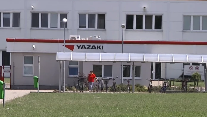 Stovky zamestnancov spoločnosti YAZAKI Michalovce majú strach. Šepká sa o prepúšťaní