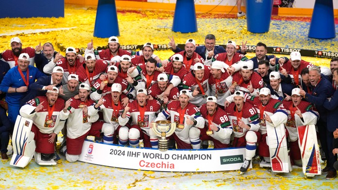 Českí hokejisti pózujú fotografom  po výhre vo finálovom zápase Česká republika - Švajčiarsko
