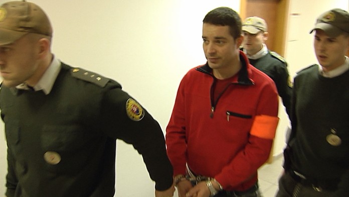 Muž zmrzačil policajta.