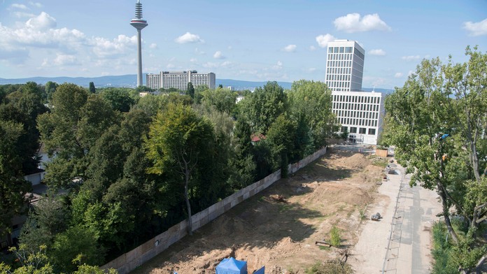 Modrý stan zakrýva nevybuchnutú leteckú bombu z druhej svetovej vojny vo Frankfurte nad Mohanom.