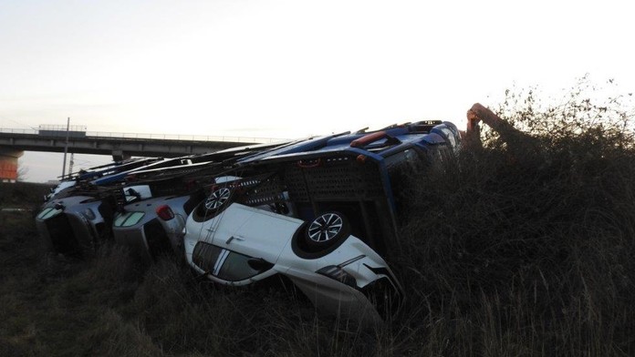 Cristiano Ronaldo z Juventusu Turín reaguje na pôde Lazia Rím.