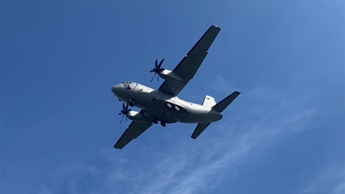 Vojenský Spartan, ktorý priviezol ľudí z Afganistanu.