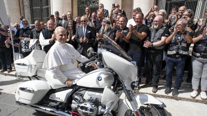 V Nemecku vydražili motorku podpísanú pápežom. Kupujúci musí zaplatiť viac ako len konečnú cenu