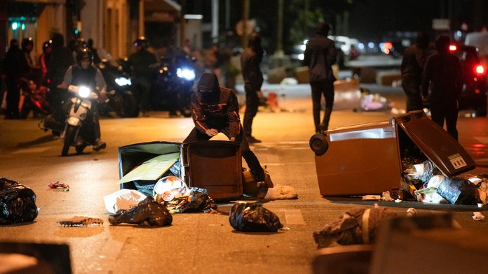 Počas štvrtej noci protestov vo Francúzsku zadržali takmer tisíc ľudí