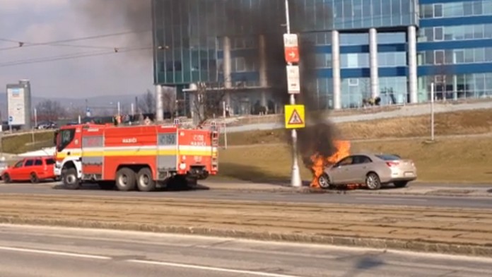 Požiar auta v Bratislave