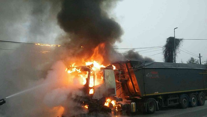 Hasiči zasahovali pri požiari kamióna na ceste v obci Povina.