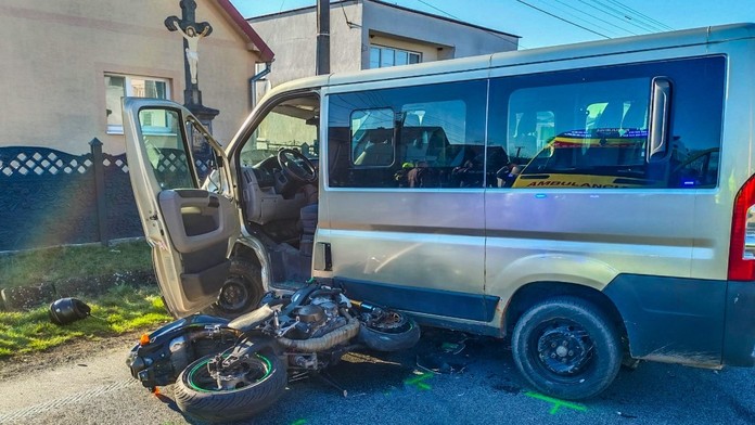 Na snímke motocykel a vozidlo Peugeot Boxer s prívesom po nehode v obci Vojčice.