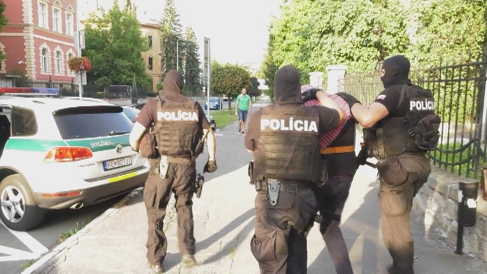 Muž v rukách polície.