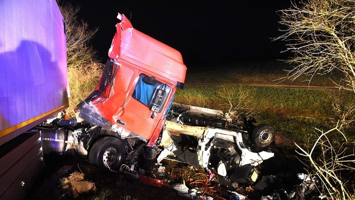 Dvanásť mŕtvych pri zrážke mikrobusu s kamiónom.