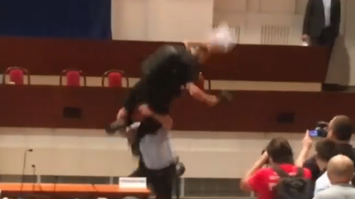 Aktivista Daňo a policajt