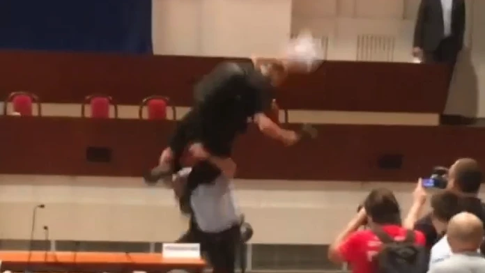 Aktivista Daňo a policajt