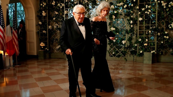 Henry Kissinger a jeho manželka Nancy.