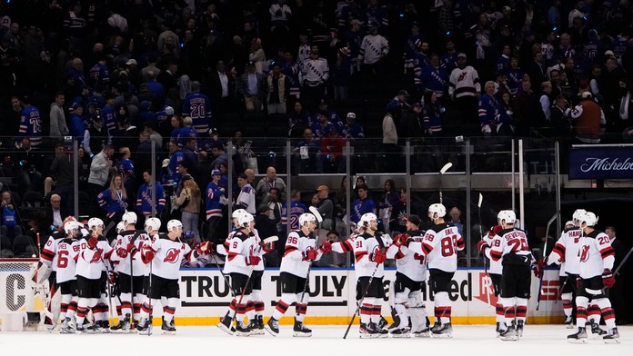 Na snímke hráči Devils oslavujú víťazstvo.