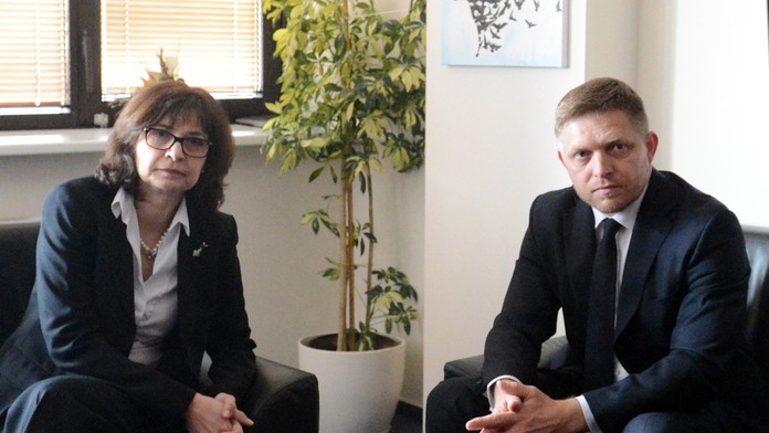 Predseda vlády SR Robert Fico (vpravo) oficiálne uviedol ministerku spravodlivosti SR Luciu Žitňanskú (vľavo) do úradu na Minist