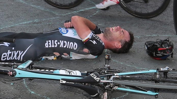 Britský cyklista Mark Cavendish leží na zemi po páde na poslednom kilometri prvej etapy TdF.