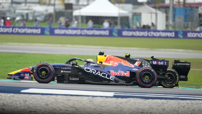 Chaos na VC Bahrajnu v Malajzii, štart dvakrát odložili. Fenomenálny Verstappen získal premiérový triumf