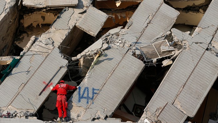 Na najmenej 37 stúpol dnes počet obetí silného sobotňajšieho zemetrasenia na Taiwane.