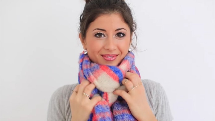 Jeden zo spôbov ako si uviazať zaujímavo šál.