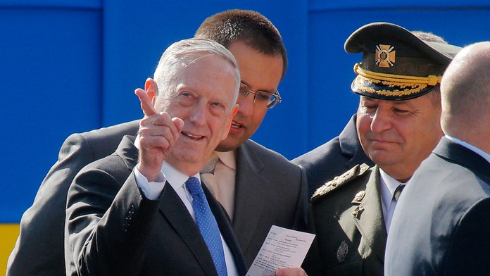 Na snímke vľavo americký minister obrany James Mattis