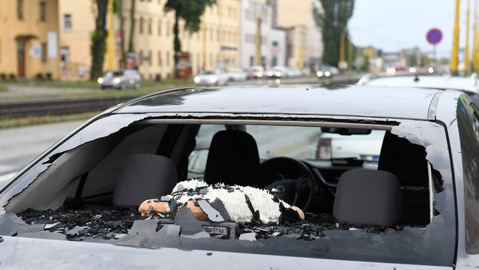 Na snímke krúpami rozbité zadné sklo