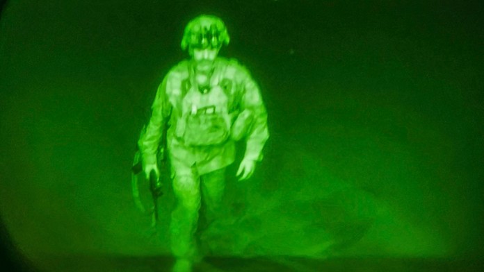 Jeden z posledných amerických vojakov, ktorý opúšťa Afganistan.