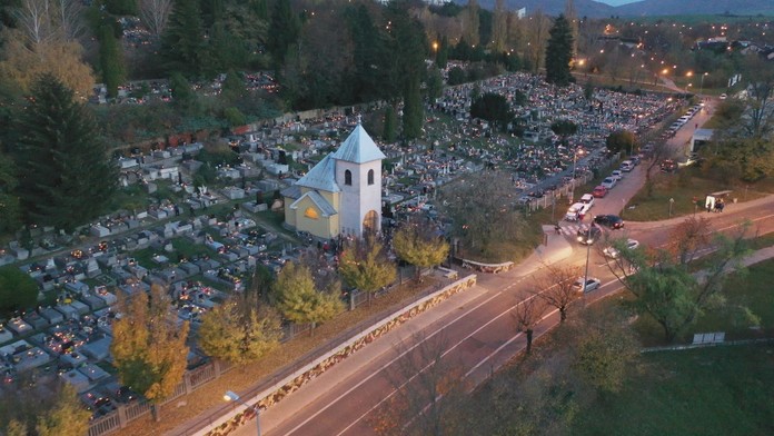 Cintorín počas Dušičiek.