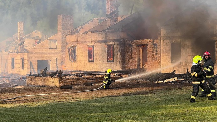 Hasiči zasahujú pri požiari rekreačných chát na Spiši. Plamene zasiahli aj blízky les