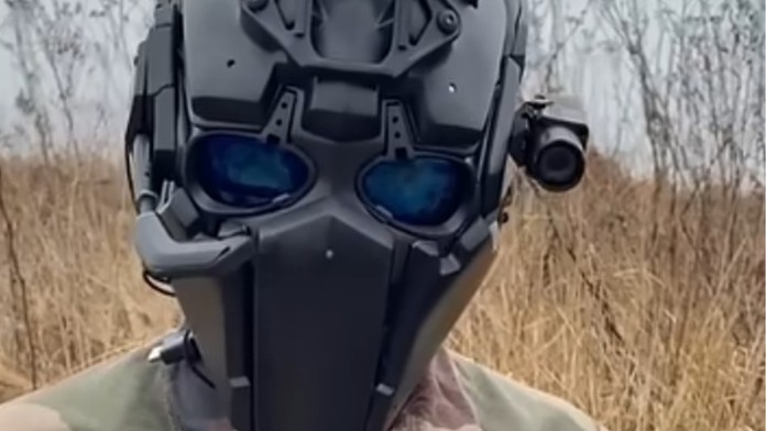 Francúzi testujú „predátor“ prilbu ako zo sci-fi. Sľubuje revolúciu v ochrane vojakov