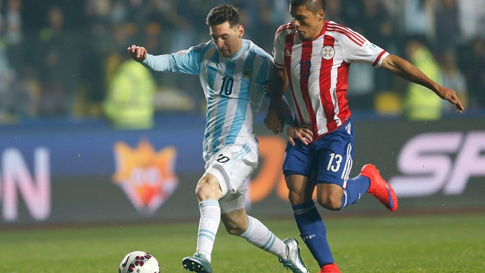 Argentínsky hráč Lionel Messi a paraguajský hráč Richard Ortiz v semifinále Copa America.