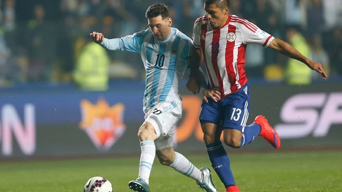Argentínsky hráč Lionel Messi a paraguajský hráč Richard Ortiz v semifinále Copa America.