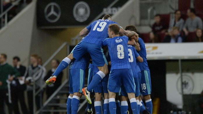 Slovenskí futbalisti sa tešia po Hamšíkovom vyrovnávajúcom góle na 1:1 v prípravnom zápase s Nemeckom.