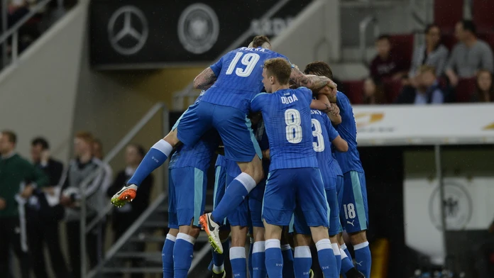 Slovenskí futbalisti sa tešia po Hamšíkovom vyrovnávajúcom góle na 1:1 v prípravnom zápase s Nemeckom.
