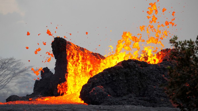 Sopka Kilauea chrlí lávu do vzduchu neďaleko mesta Pahoa na Havaji.