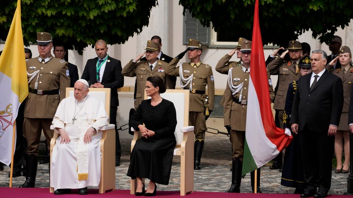 Pápež František, maďarská prezidentka Katalin Nováková a maďarský premiér Viktor Orbán.