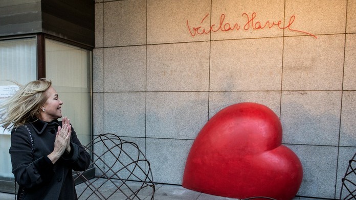 Dagmar Havlová pri odhalení sochy venovanej Havlovi pri príležitosti nedožitých 80. narodenín