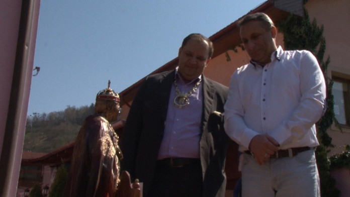 Rómsky kráľ Botoš si obzerá vlastnú sochu.