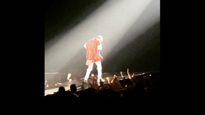 Justin Bieber tesne pred pádom z pódia.