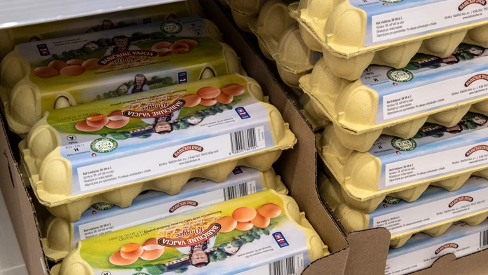 Najväčšie reťazce sa zaviazali skončiť s predajom vajec z klietkového chovu. Ako sa im v tom darí?